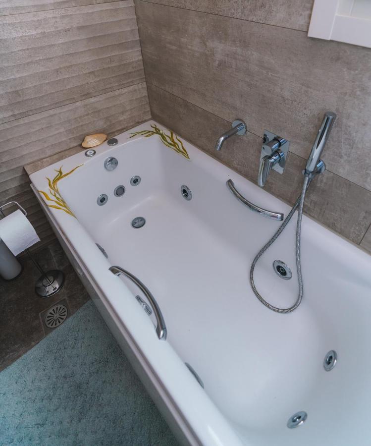 Emporio Lux House With Outdoor Jacuzzi And Sea View In Santoriniアパートメント エクステリア 写真